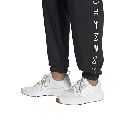 Adidas Swift Run IG4703 – Eco-Friendly Sneakers with Bounce Cushioning