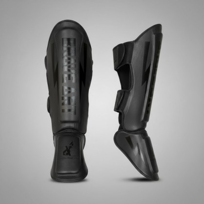 Protège-Tibias et Pieds Noir Ton sur Ton – Brave Art